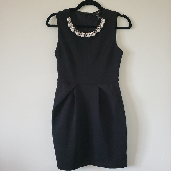 🎈2/$50 F21 LBD w/ Pearl and Rhinestone Collar - Picture 2 of 10